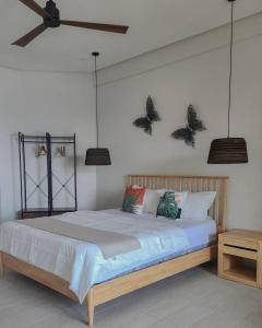 KokrobiteSerenity Terraces Beach, Hotel - Kokrobite的卧室配有一张床上的蝴蝶壁床。