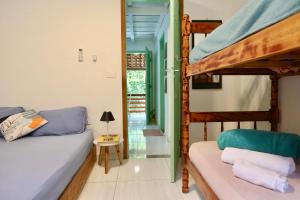 阿布拉奥Casa Matatiso - quartos privados em casa compartilhada的一间卧室配有双层床和沙发
