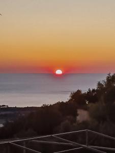 凯法利尼亚岛Irida's house的夕阳西下,天空中