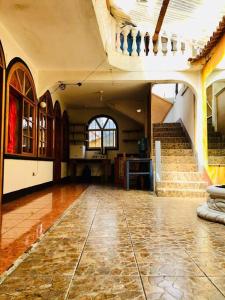 圣佩德罗拉拉古纳Mi casa es tu casa的一间设有楼梯和石地板的大客房