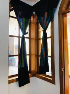 圣佩德罗拉拉古纳Mi casa es tu casa的窗户,有色彩缤纷的窗帘