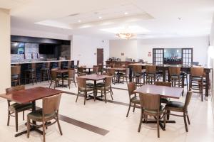 本赛霖姆费城本萨利姆贝斯特韦斯特酒店的一间带桌椅的用餐室和一间酒吧