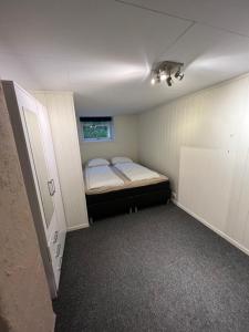 特罗姆瑟Sentralt plassert leilighet ved Sherpatrappen的小房间设有床和窗户