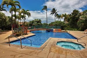基黑Koa Resort 3J的一座棕榈树环绕的大型游泳池