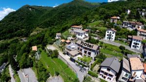VelesoRistorante Bellavista con Locanda的山中小镇的空中景观
