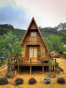上大瓦尔任Chalé de Madeira em Vargem Alta的木制平台上的小型木屋