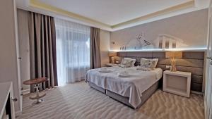 库瑞尼卡慕斯卡Doliva Park的一间设有大床和窗户的酒店客房