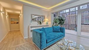 库瑞尼卡慕斯卡Doliva Park的客厅配有蓝色的沙发和桌子