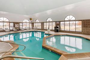 阿诺德圣路易斯贝斯特韦斯特酒店的一座带窗户的大型蓝色游泳池