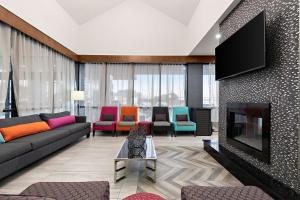 多伦多多伦多北约克贝斯特韦斯特酒店及套房的带沙发和电视的客厅