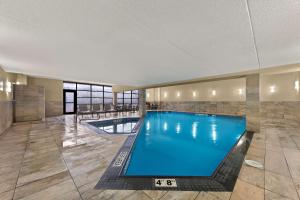 多伦多多伦多北约克贝斯特韦斯特酒店及套房的在酒店房间的一个大型游泳池