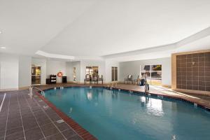 小石城华美小石城酒店的在酒店房间的一个大型游泳池