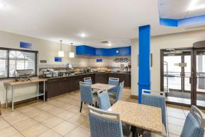 阿诺德圣路易斯贝斯特韦斯特酒店的一间厨房,内设蓝色的椅子和桌子