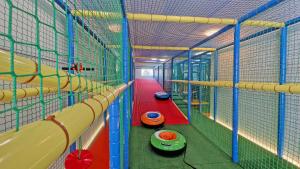 库瑞尼卡慕斯卡Doliva Park的一个带滑梯和游乐地板的游戏室