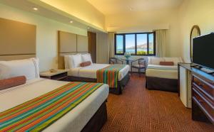 普诺普诺德尔印加圣淘沙集团酒店的酒店客房设有两张床和一台平面电视。