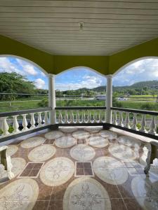 卢西Veronica Homestay Lucea Jamaica的享有乡村美景的华丽阳台