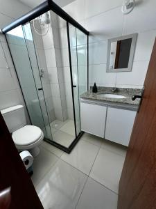 伊列乌斯Apt. em Praia do Sul de Ilhéus的一间带卫生间和玻璃淋浴间的浴室