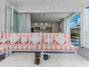 黄金海岸Palm Paradise: Luxury Villa Escape by the Beach的客厅配有红色和白色的沙发及枕头