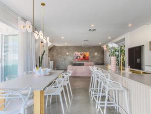 黄金海岸Palm Paradise: Luxury Villa Escape by the Beach的厨房以及带桌椅的用餐室。