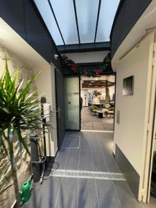 巴黎金厄尔斯酒店的植物建筑的开放式走廊