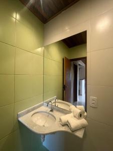 安格拉杜斯雷斯BEAUTIFUL VIEW的一间带水槽和镜子的浴室