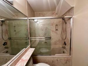 温哥华SixPine Suite的带淋浴和卫生间的浴室