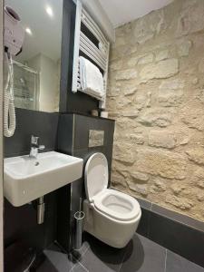 巴黎金厄尔斯酒店的浴室配有白色卫生间和盥洗盆。