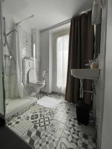 巴黎金厄尔斯酒店的白色的浴室设有水槽和卫生间。