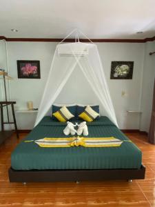 考索Khao Sok River & Jungle Bungalow的一间卧室配有一张带天蓬的床