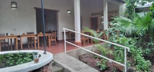 格拉纳达卡萨巴塞罗那酒店的房屋设有楼梯和桌椅