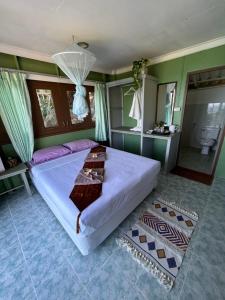 班泰Apsara & Dragon’s Supra Wellness Resort的一间带大床的卧室和一间浴室