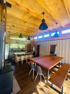 里坎雷Pucura Eco Lodge的一间带木桌和椅子的用餐室