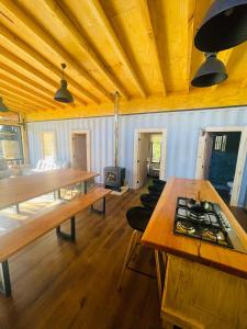 里坎雷Pucura Eco Lodge的大型客厅设有木制天花板和木桌。
