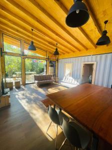 里坎雷Pucura Eco Lodge的大型用餐室设有一张大木桌