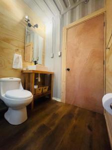里坎雷Pucura Eco Lodge的一间带卫生间和水槽的浴室