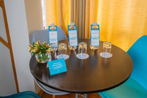利马Golden Mar Hotel的桌子上放有眼镜和瓶子