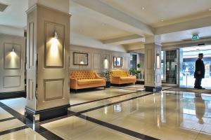 伦敦切尔西静谧酒店的大楼内一个带沙发和椅子的大堂