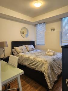 多伦多Cozy Private Room, Walk to Wilson Station的卧室配有一张床、一张书桌和窗户。
