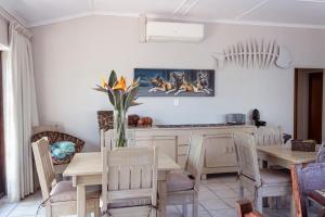圣卢西亚African Dreamz Guest House的用餐室,配有花瓶桌子
