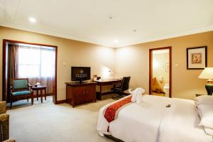 深圳深圳中洲圣廷苑酒店, 华强北商圈的配有一张床和一张书桌的酒店客房
