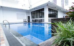 CurupSepanak Hotel by Amazing的房屋中间的游泳池
