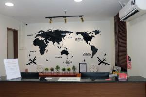 吉隆坡Hotel Seri Putra的墙上挂着世界地图