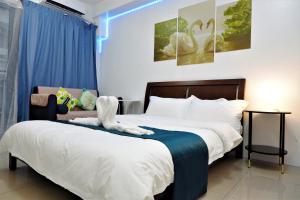 马尼拉Shore Residences MOA Dynastel Staycation的一间卧室配有一张床和一把带蓝光的椅子