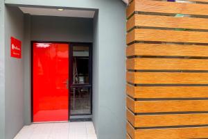 当格浪RedDoorz @ Balaraja Centre Plaza的红门旁边的木墙