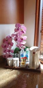 珍南海滩Lagoon Residence @ Langkawi的一个带鲜花和杯子的托盘和咖啡壶