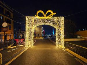 菲乌米奇诺la Dimora del Borgo的街道上装饰着圣诞花纹的拱门