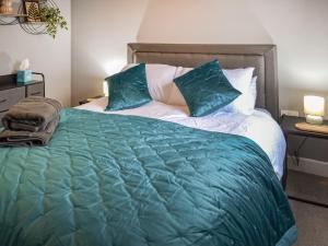 根斯堡The Gainsborough Mews的一间卧室配有一张大床,提供蓝色的床单和枕头