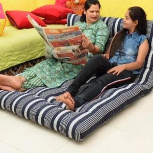 JunnarTent City Resort Malshej Ghat Hill Station的坐在沙发上读杂志的两位女士