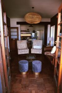 西蒙镇Eclectic Heritage Paradise Simon's Town的客厅配有两把椅子和一张桌子