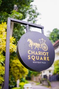 康提Chariot Square的车厢广场的标志,上面有马